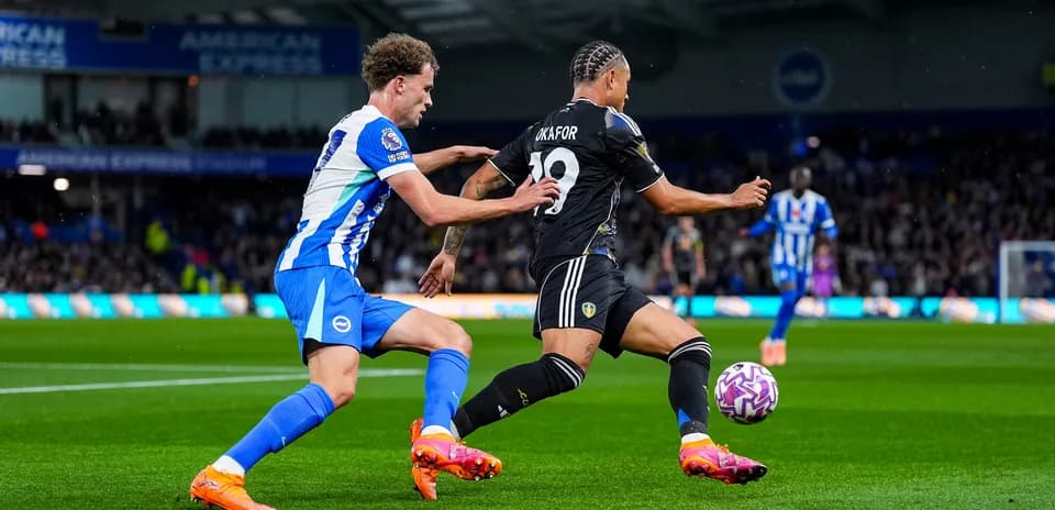 Jugador de Leeds intenta driblar a defensor de Brighton