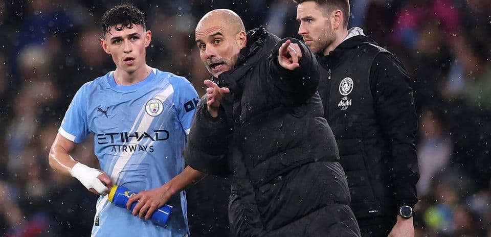 Pep Guardiola dando instrucciones a Phil Foden durante partido
