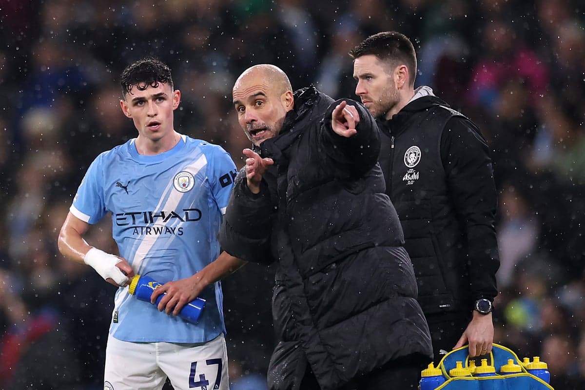 Pep Guardiola dando instrucciones a Phil Foden durante partido