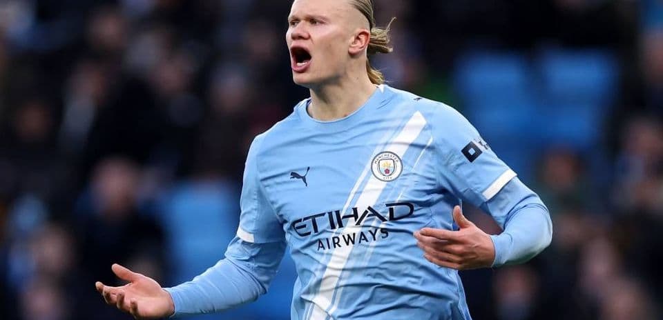Jugador de Manchester City expresando frustración en el campo
