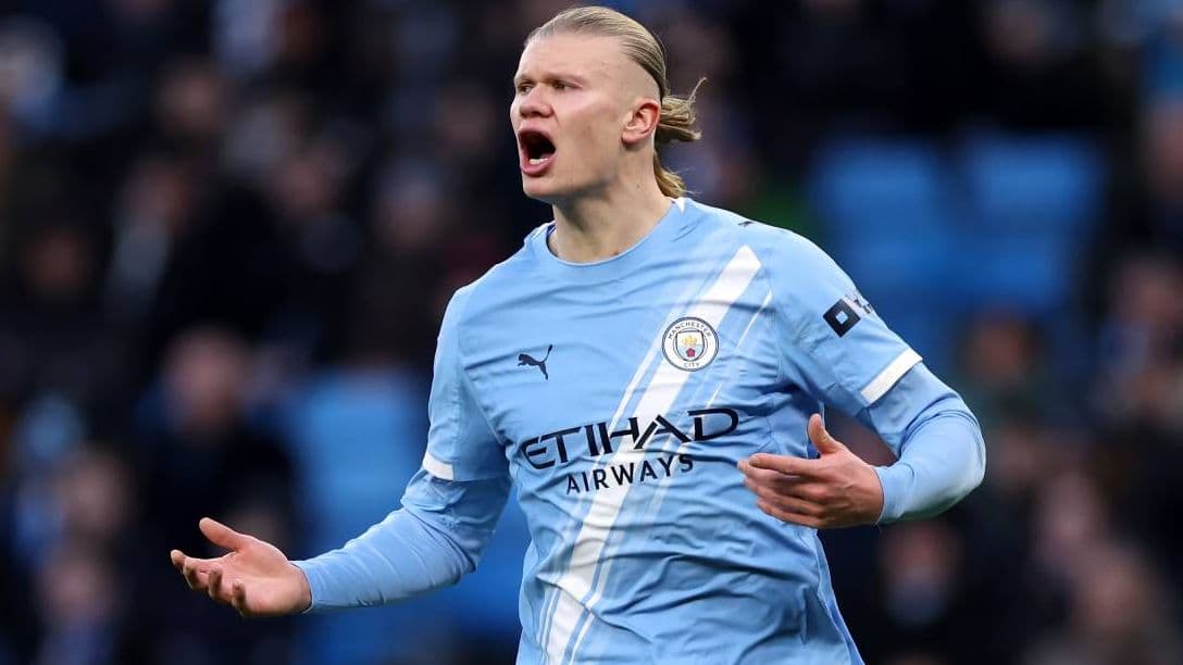 Jugador de Manchester City expresando frustración en el campo