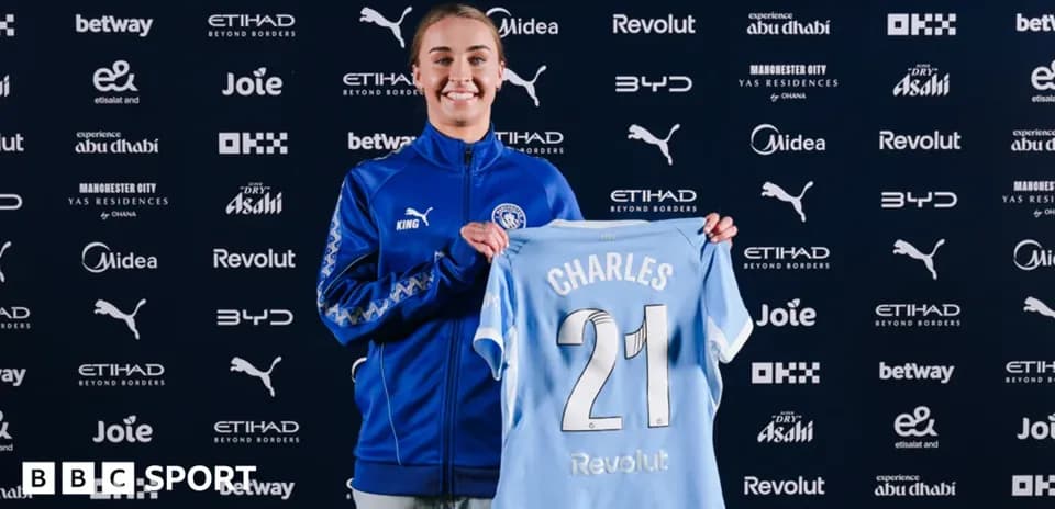 Jugadora sosteniendo camiseta con el nombre Charles