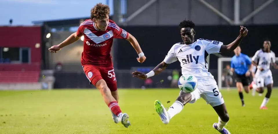 Jugador de Crown Legacy y Chicago Fire II en acción