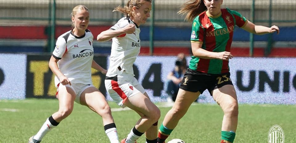 Jugadoras de Ternana y AC Milan en acción