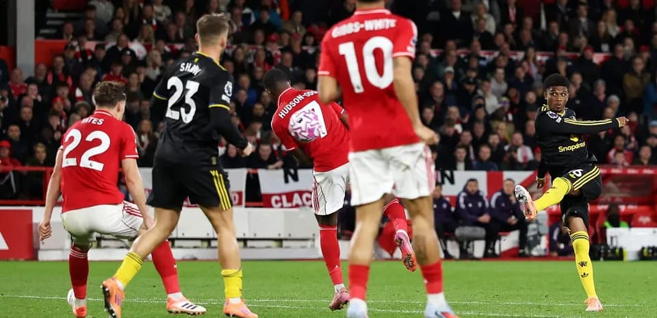 Un jugador de Nottingham Forest dispara a puerta