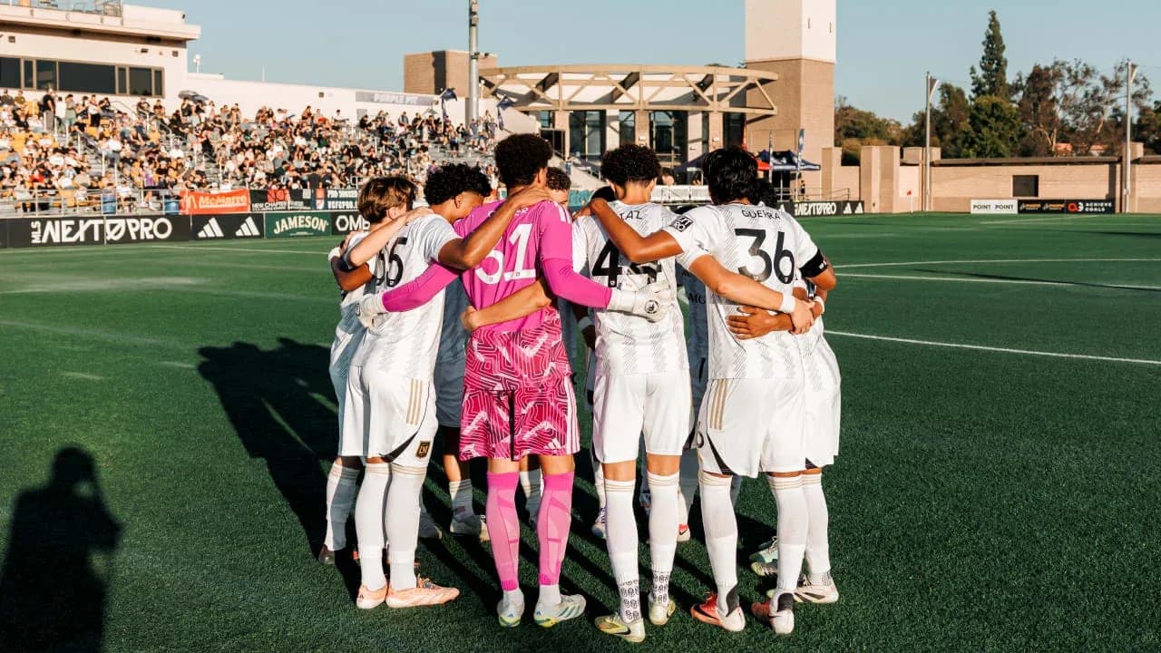 Jugadores de Ventura County en círculo antes del partido