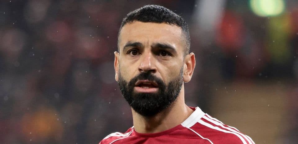 Jugador en uniforme rojo durante partido de fútbol