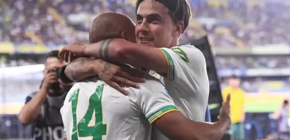 Jugadores abrazándose tras el partido en el estadio