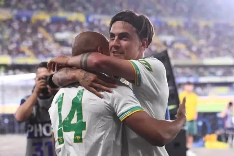 Jugadores abrazándose tras el partido en el estadio