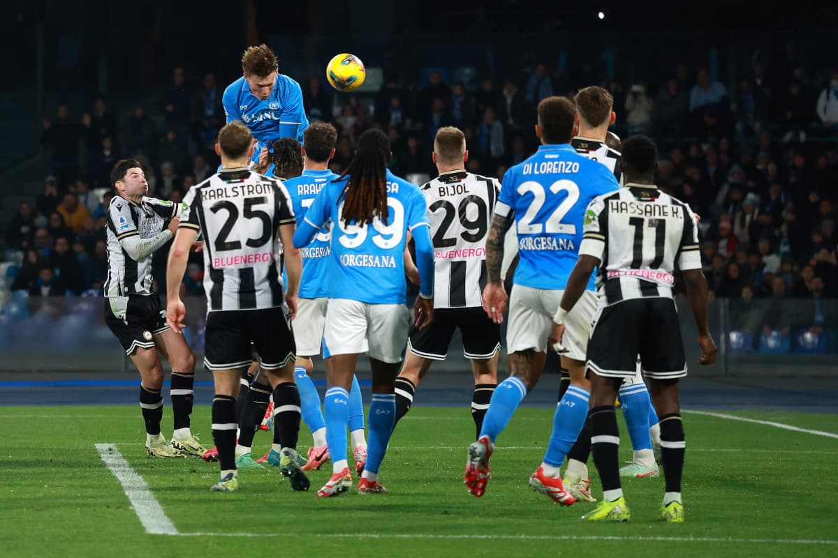 Jugador de Napoli saltando para cabecear