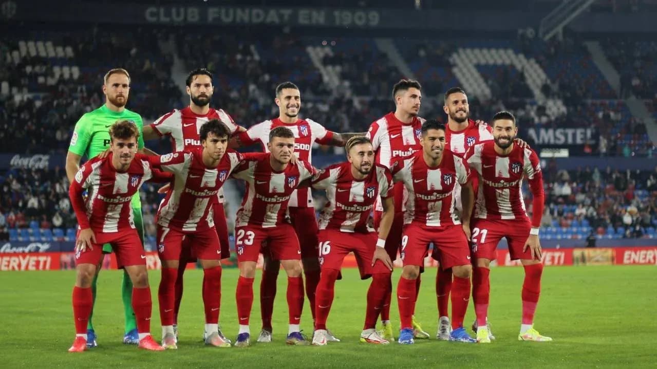 Jugadores de Atlético de Madrid posando en equipo