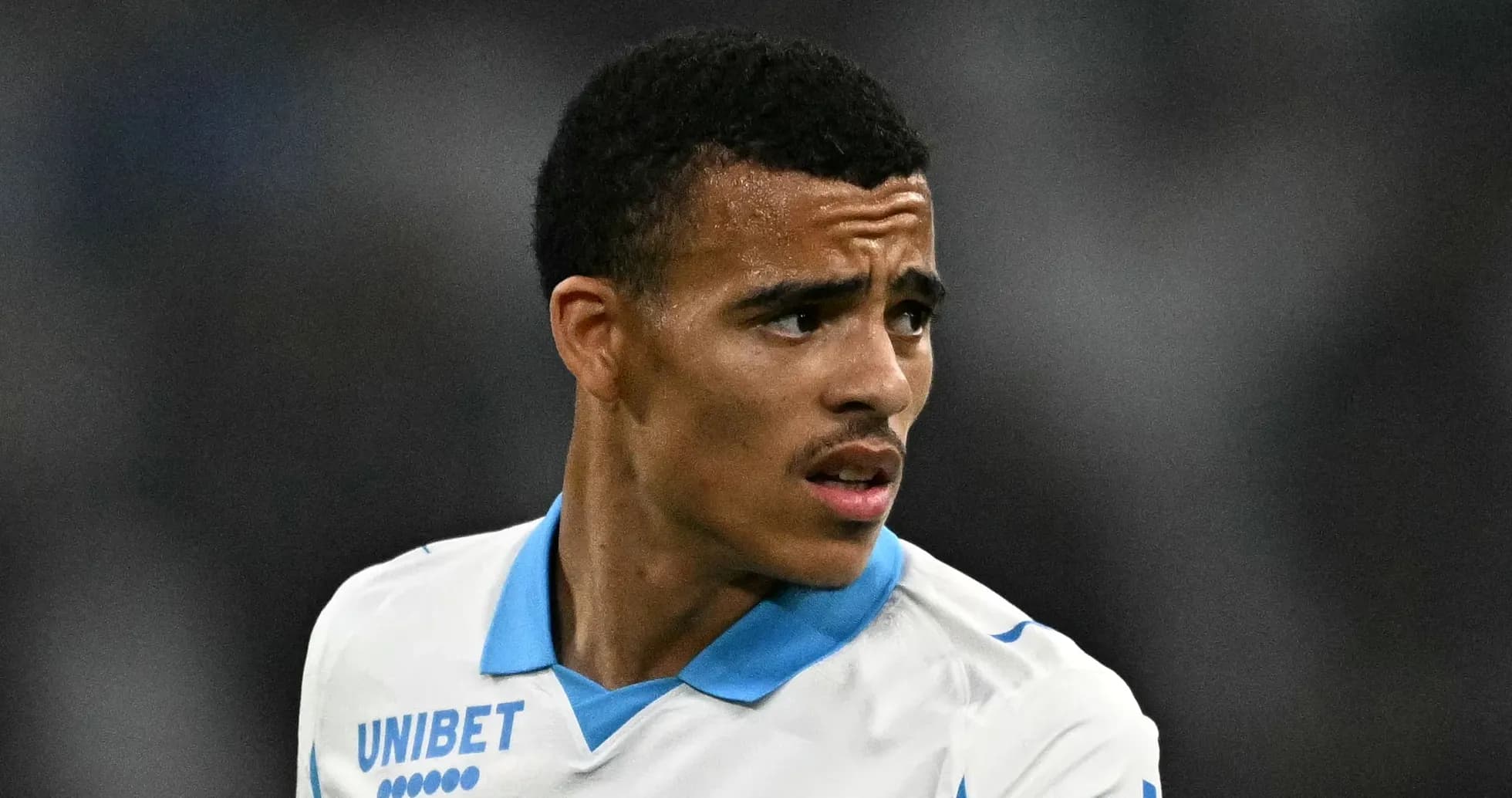 Jugador de fútbol con camiseta blanca en el campo