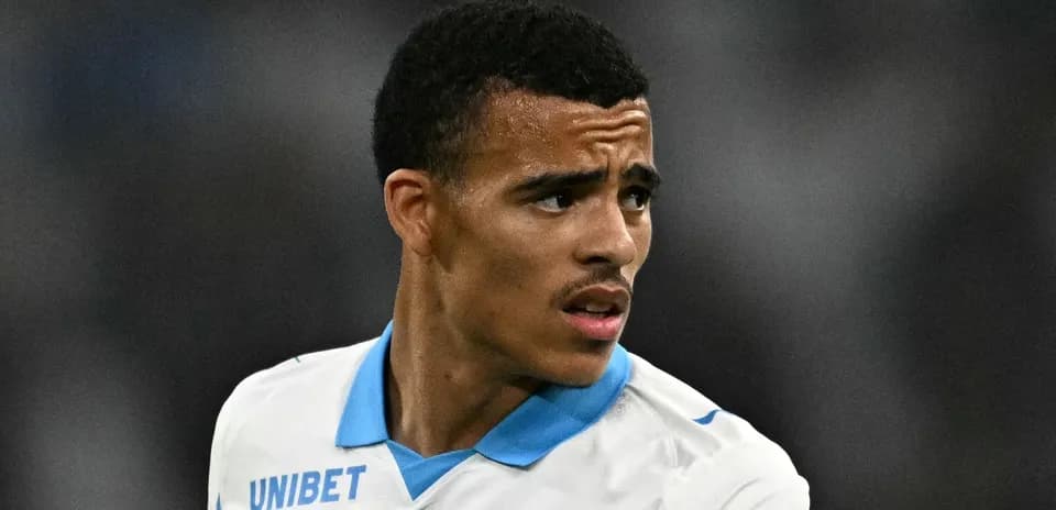Jugador de fútbol con camiseta blanca en el campo