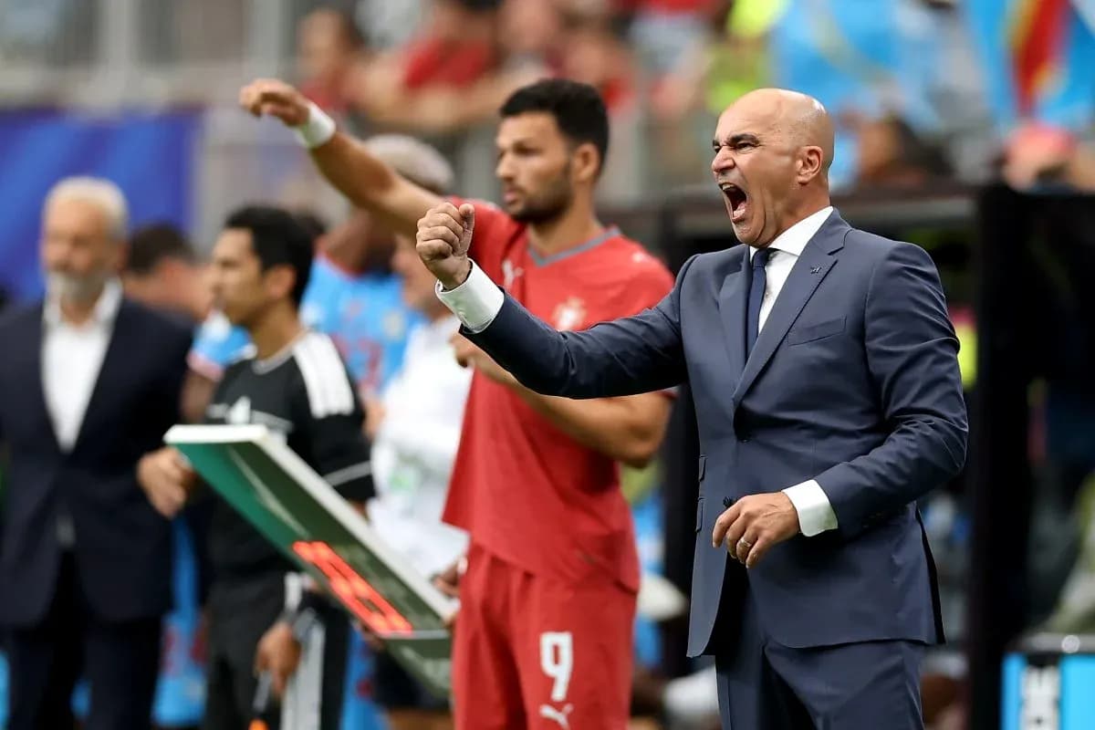 Entrenador dirigiendo desde la línea de banda