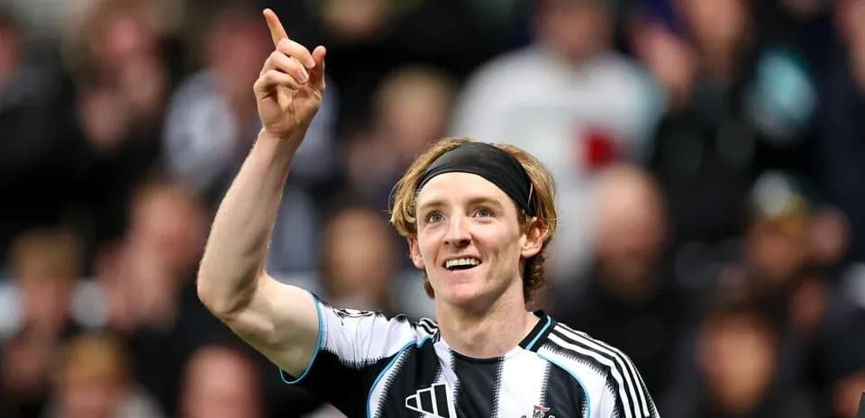 Jugador de Newcastle United señalando al público
