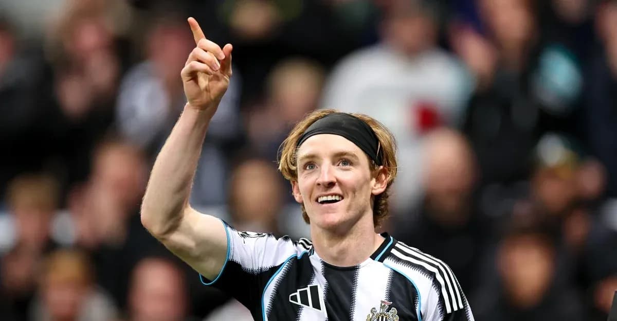 Jugador de Newcastle United señalando al público