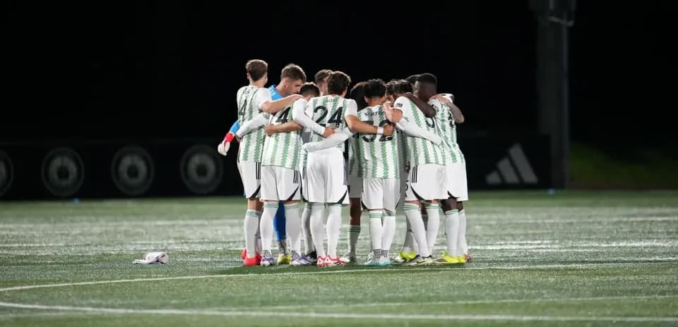Equipo en círculo antes del partido