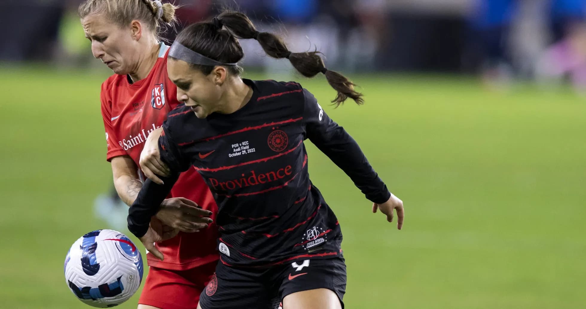 Jugadora de Portland Thorns compitiendo por el balón