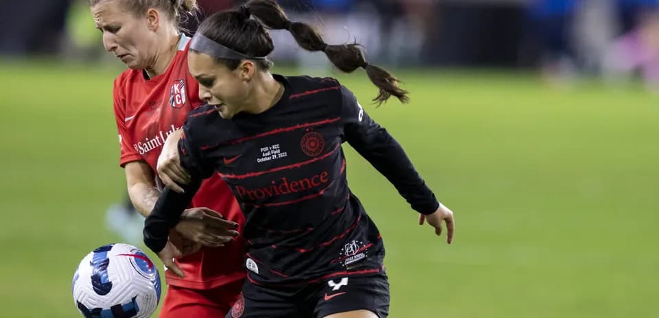 Jugadora de Portland Thorns compitiendo por el balón