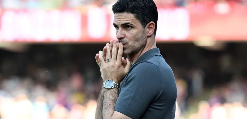 Entrenador observando el partido desde la banda