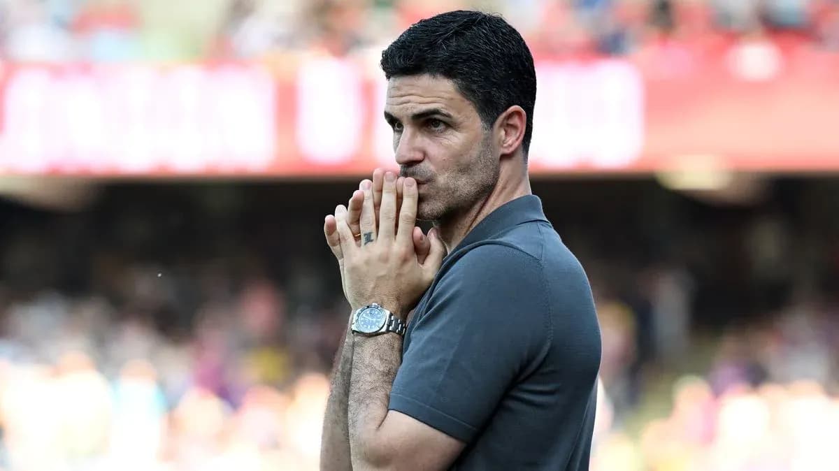 Entrenador observando el partido desde la banda