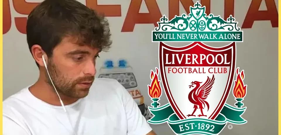 Hombre escuchando música con logo de Liverpool detrás