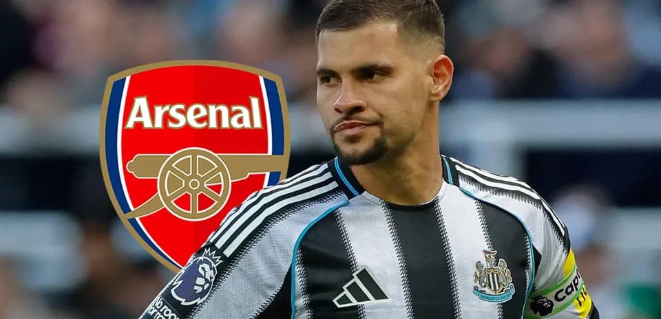 Jugador de Newcastle con camiseta de capitán y logo de Arsenal