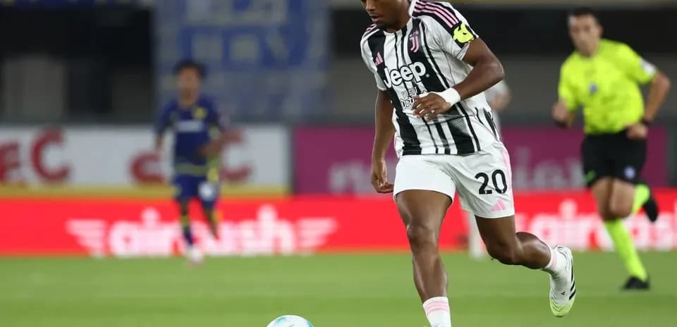 Jugador de Juventus avanzando con el balón durante partido