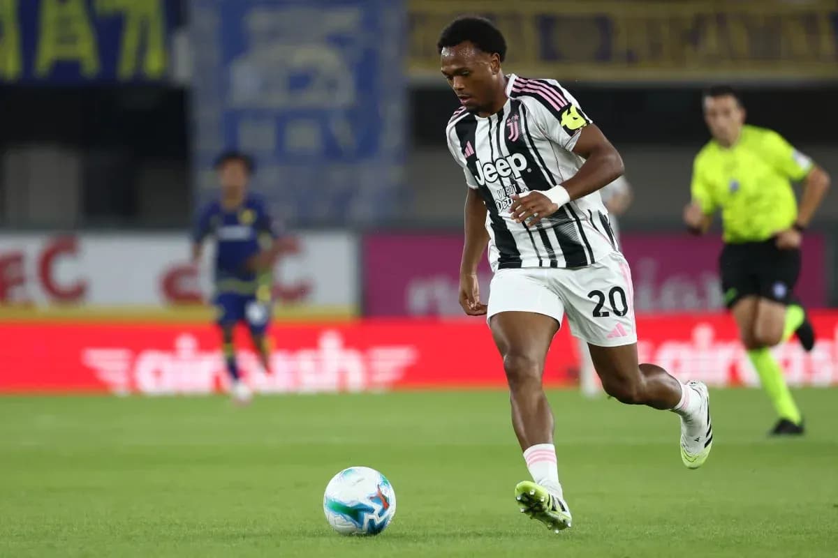 Jugador de Juventus avanzando con el balón durante partido