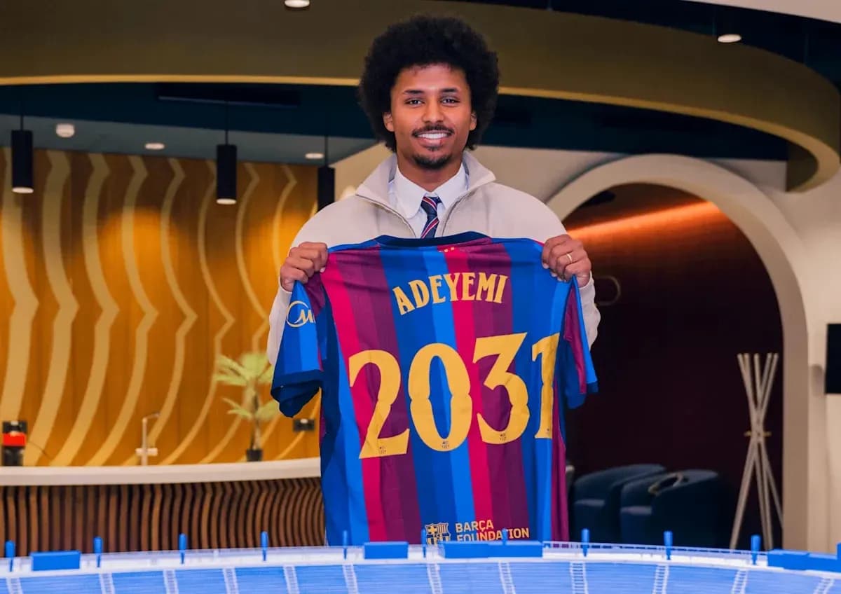 Jugador presenta camiseta del FC Barcelona con nombre