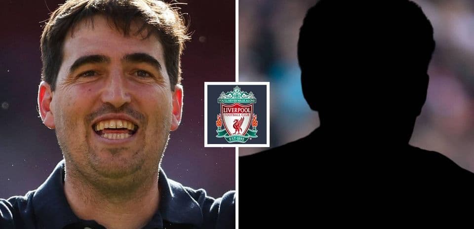 Entrenador sonriente junto al logo de Liverpool