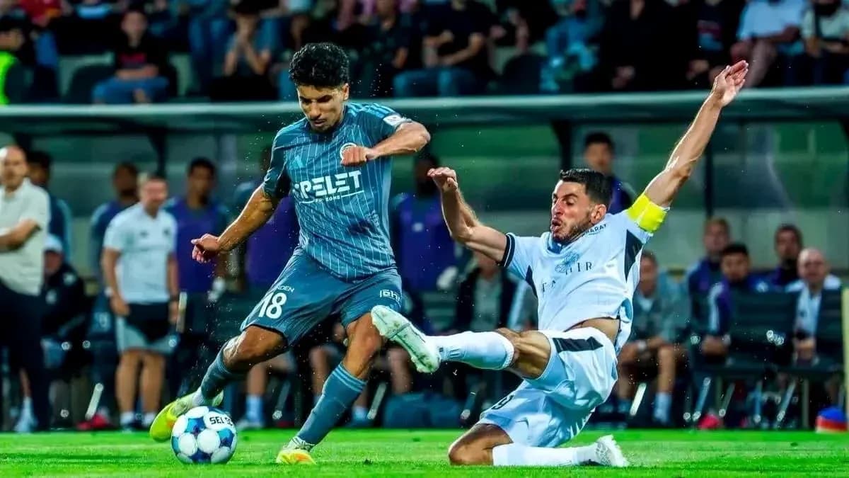 Jugadores en acción durante el partido de fútbol