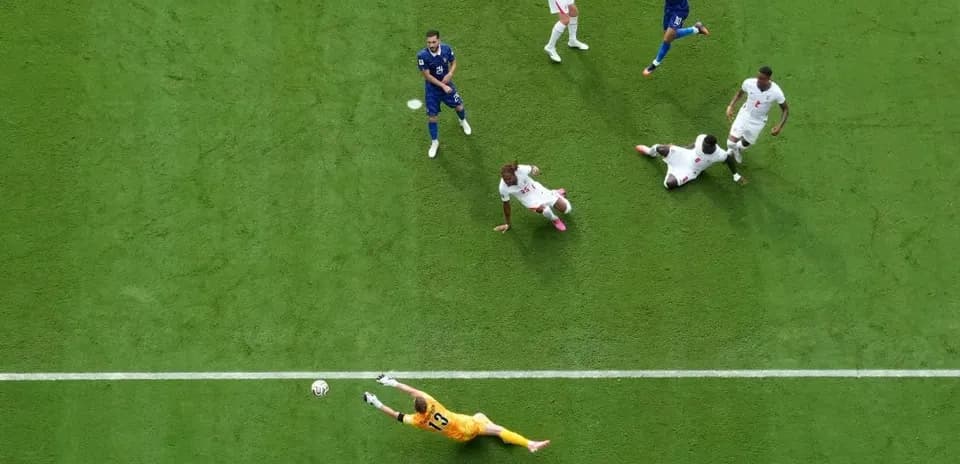Portero intentando detener un tiro en el gol