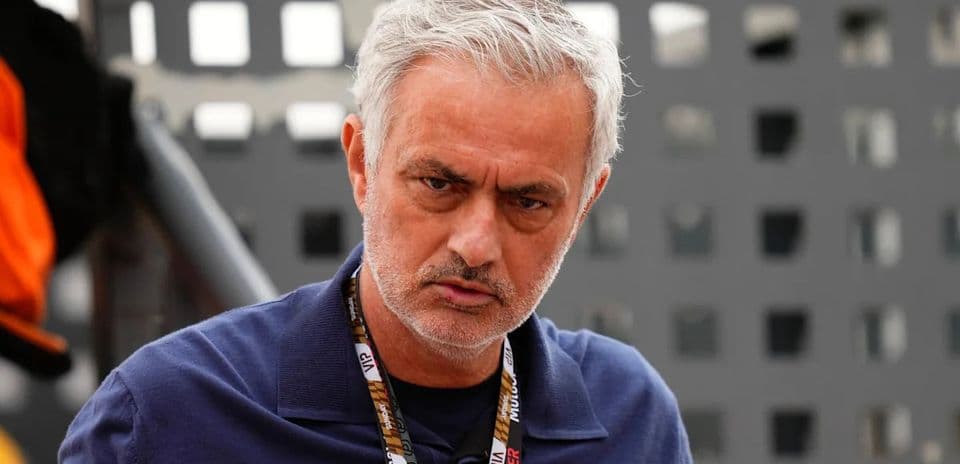 Entrenador observando el entorno en evento deportivo