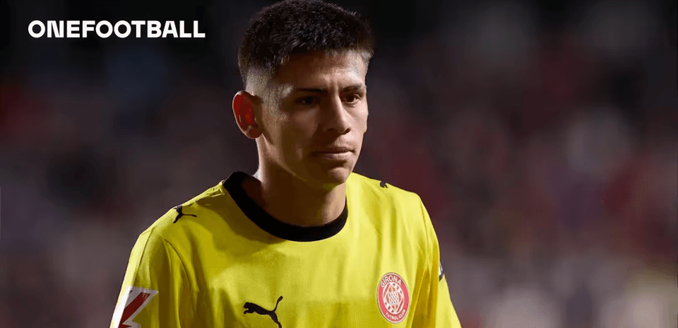 Portero de Girona FC en acción durante el partido