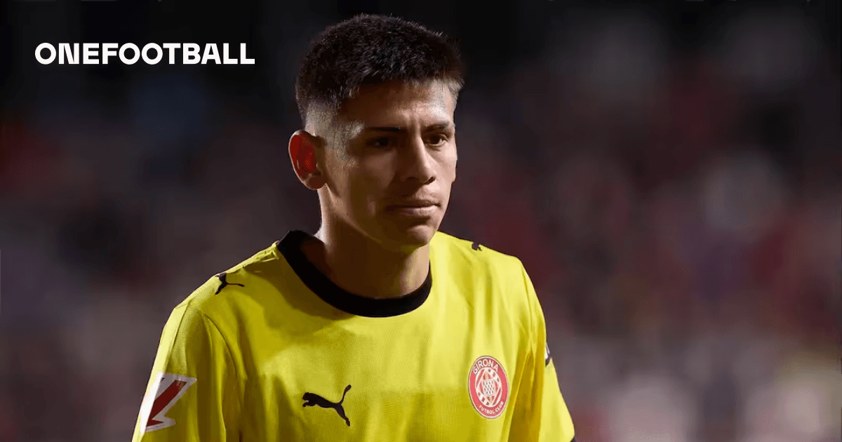 Portero de Girona FC en acción durante el partido