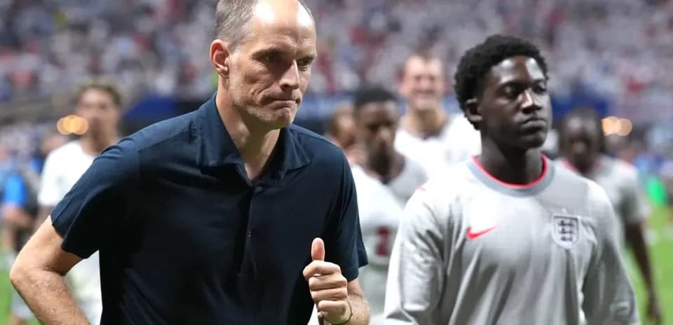 Entrenador y jugadores dejando el campo tras partido