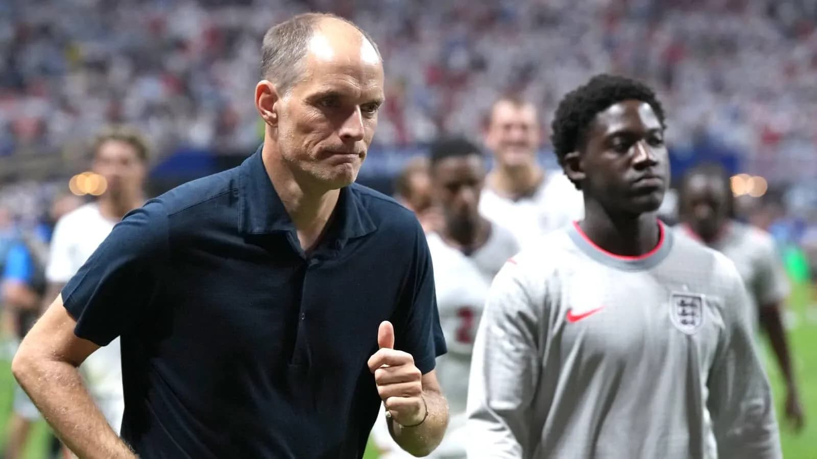 Entrenador y jugadores dejando el campo tras partido