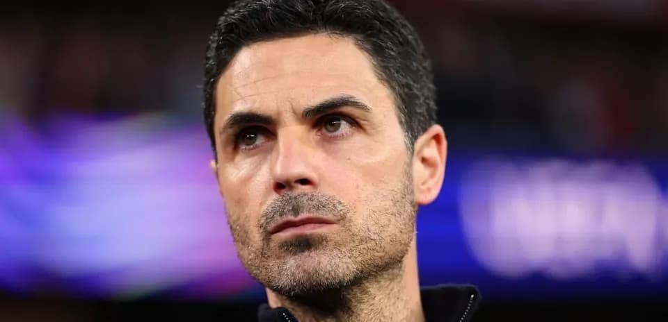 Entrenador observando el partido desde la línea lateral