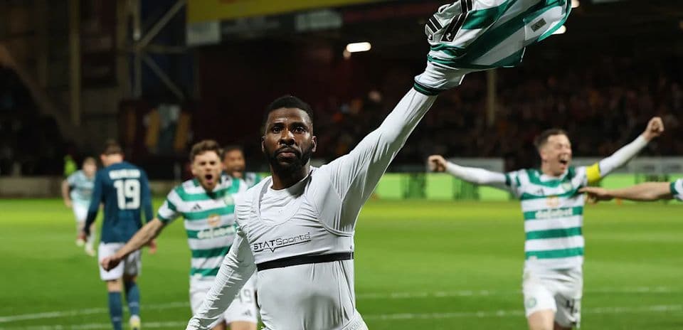 Jugador de Celtic celebrando con camiseta levantada