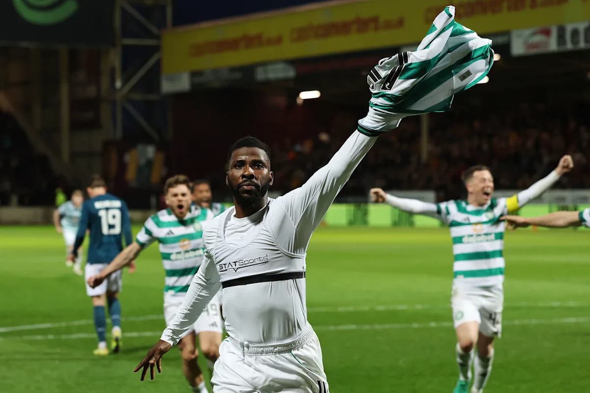 Jugador de Celtic celebrando con camiseta levantada
