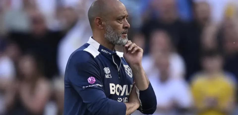 Entrenador observando el partido desde la línea de banda