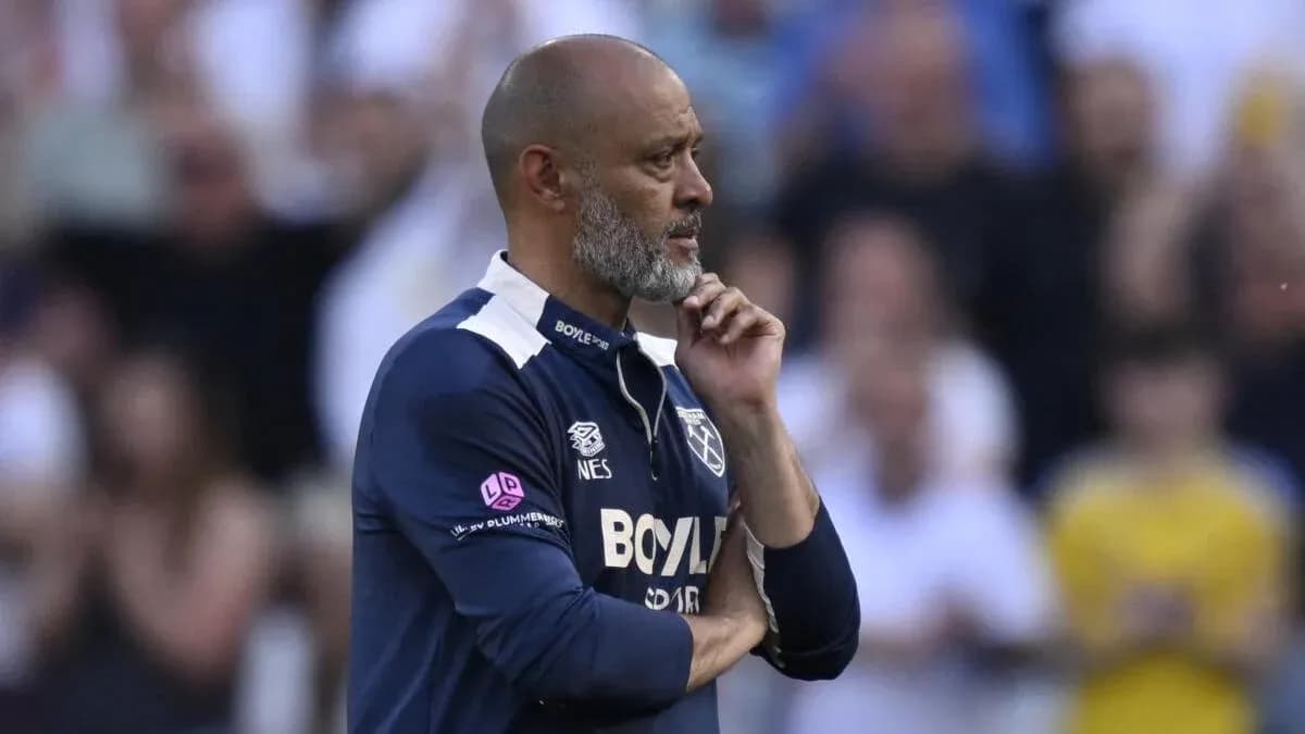 Entrenador observando el partido desde la línea de banda