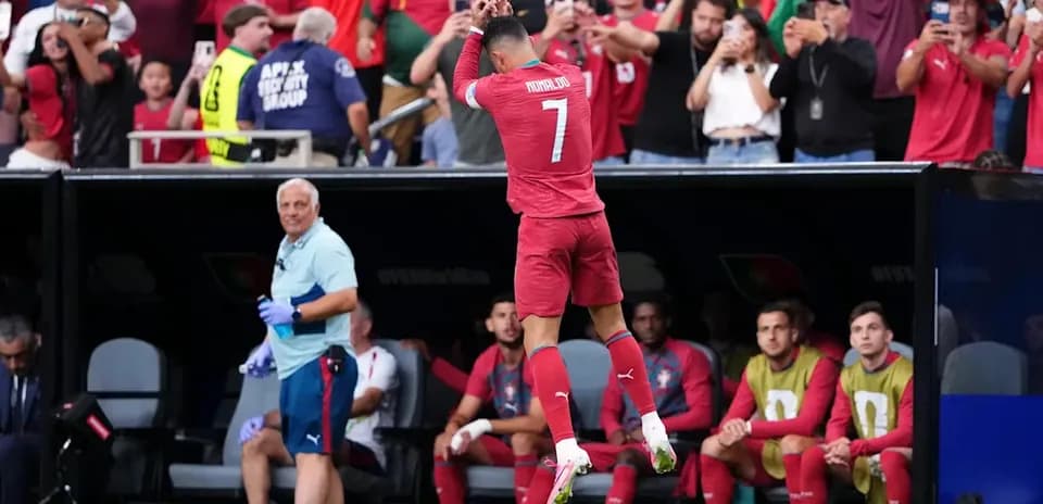 Cristiano Ronaldo celebrando con aficionados en el estadio