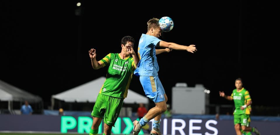 Jugador saltando para cabezear el balón