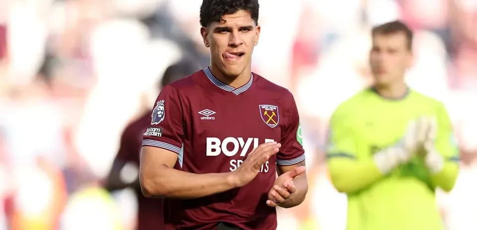 Jugador de West Ham aplaudiendo después del partido