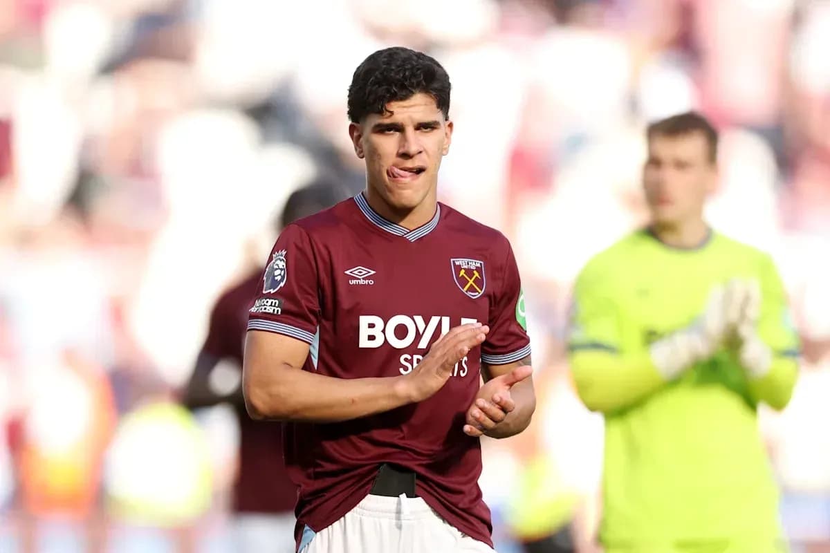 Jugador de West Ham aplaudiendo después del partido