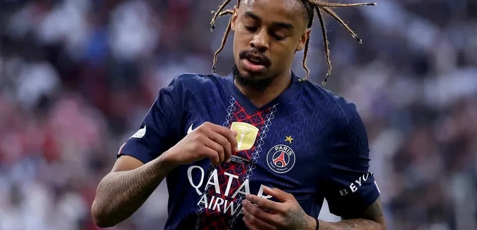 Jugador de PSG revisando su medalla después del partido