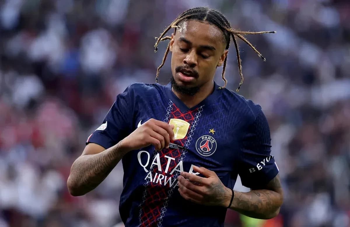 Jugador de PSG revisando su medalla después del partido