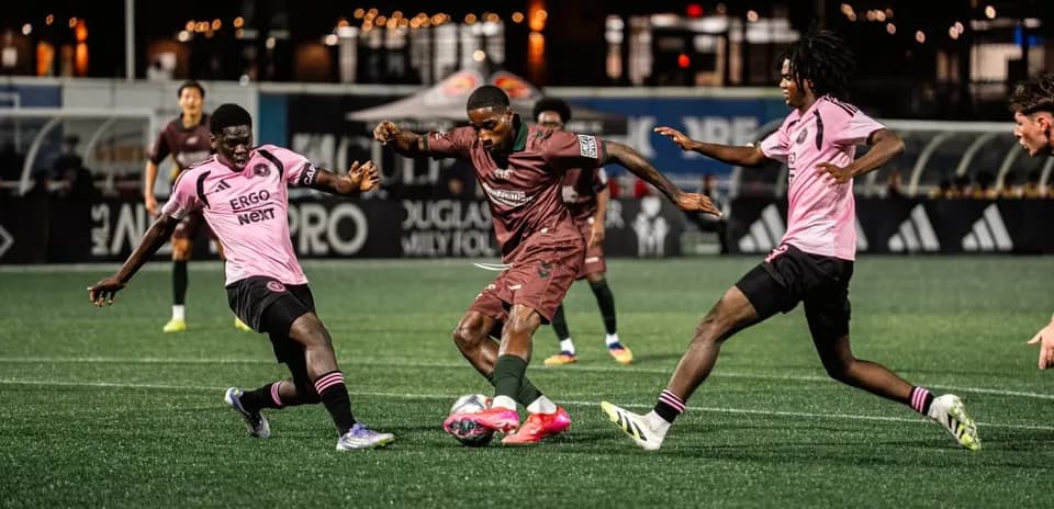 Jugadores compitiendo en partido de fútbol